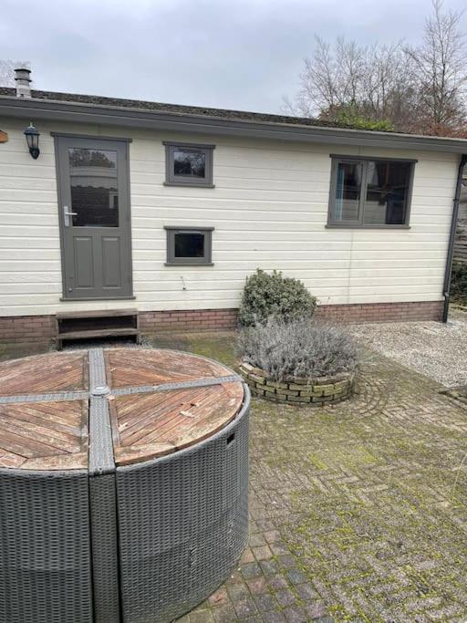 Gezellig Chalet Op De Prachtige Veluwe Пюттен Экстерьер фото